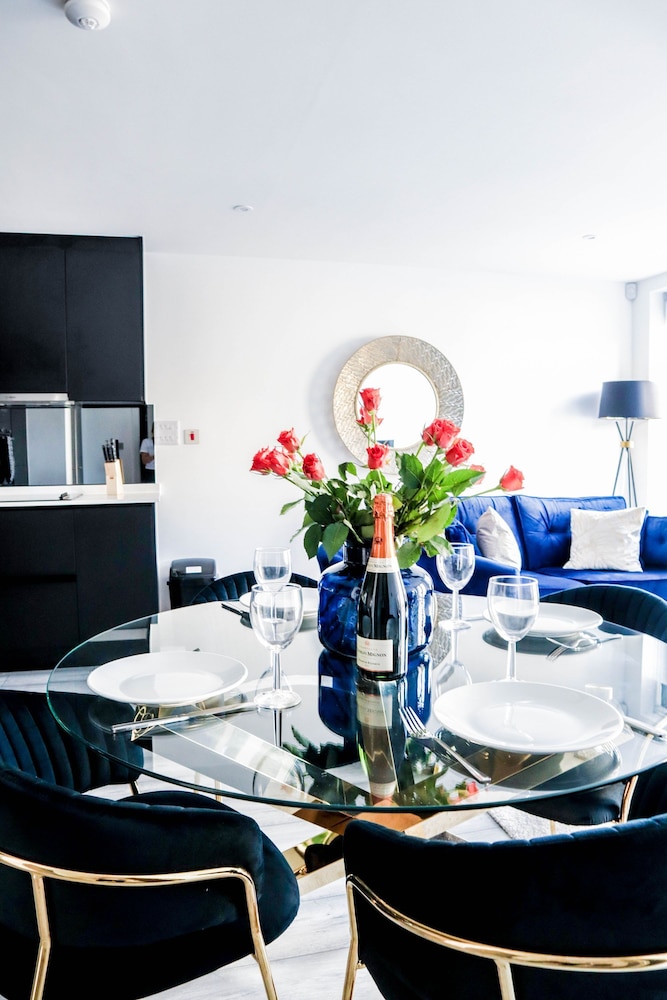 Luxurious 1 Bed Apartment - Free Wifi and Parking