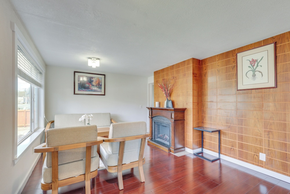 15 Mi to Dtwn Seattle! Home w/ Fun Outdoor Space