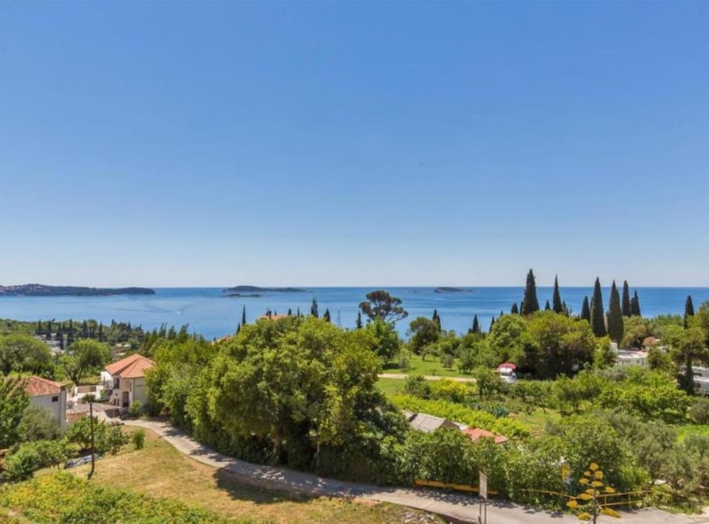 Apartments & Rooms Cakelic II