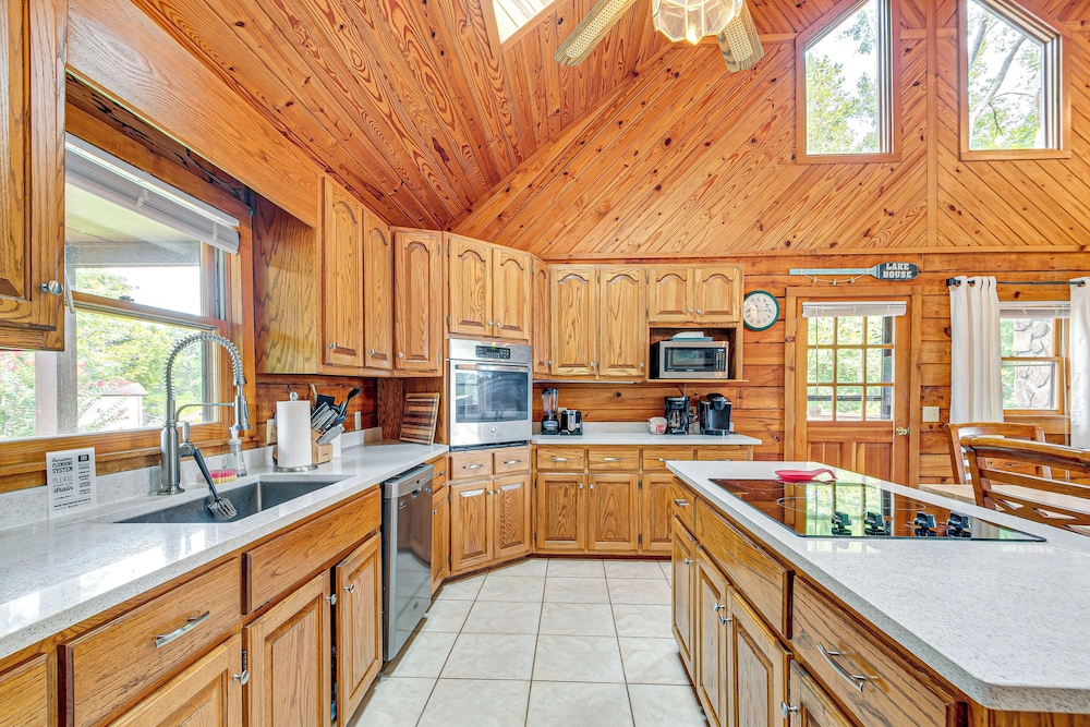 Hyco Lake Escape w/ Deck & Dock: Families Welcome!