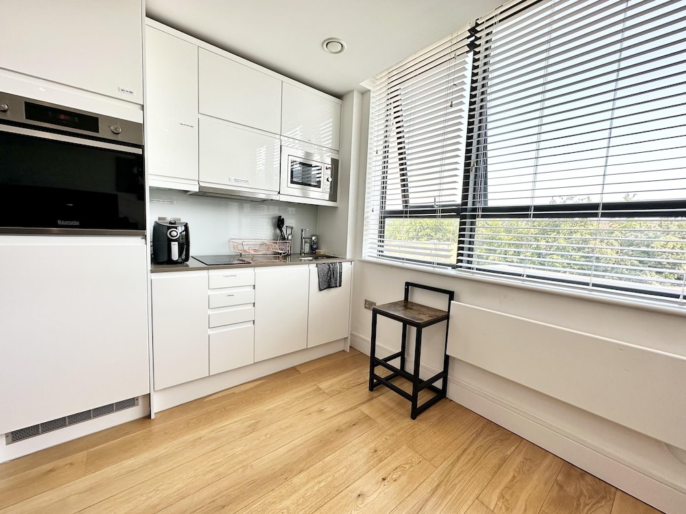 Condo Apartment With Workspace