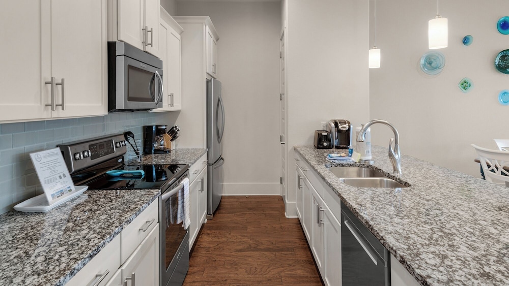 Stunning 4 Bd/4.5 BA - Free Wifi - Easy Walk to Beach