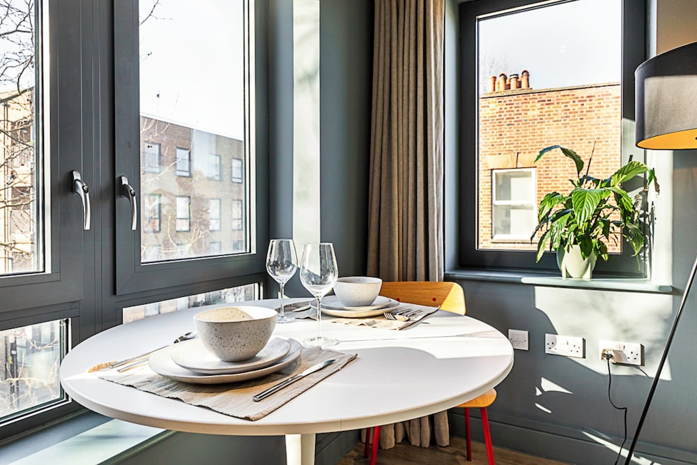 Bermondsey Bliss: Views, Comfort, and City Access!