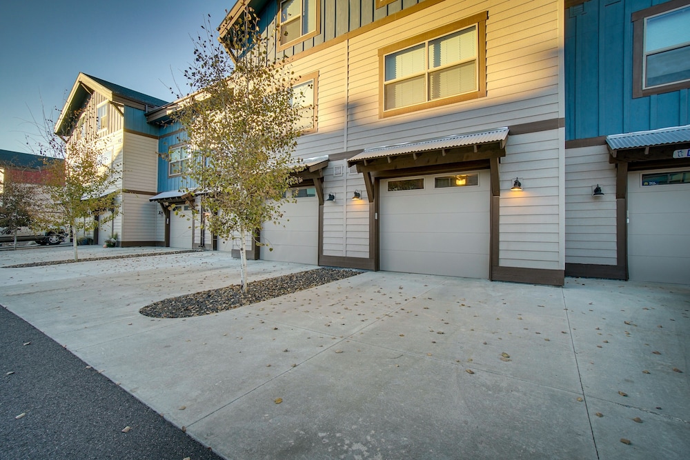 Mccall Vacation Rental w/ Private Balcony & Grill! view 5
