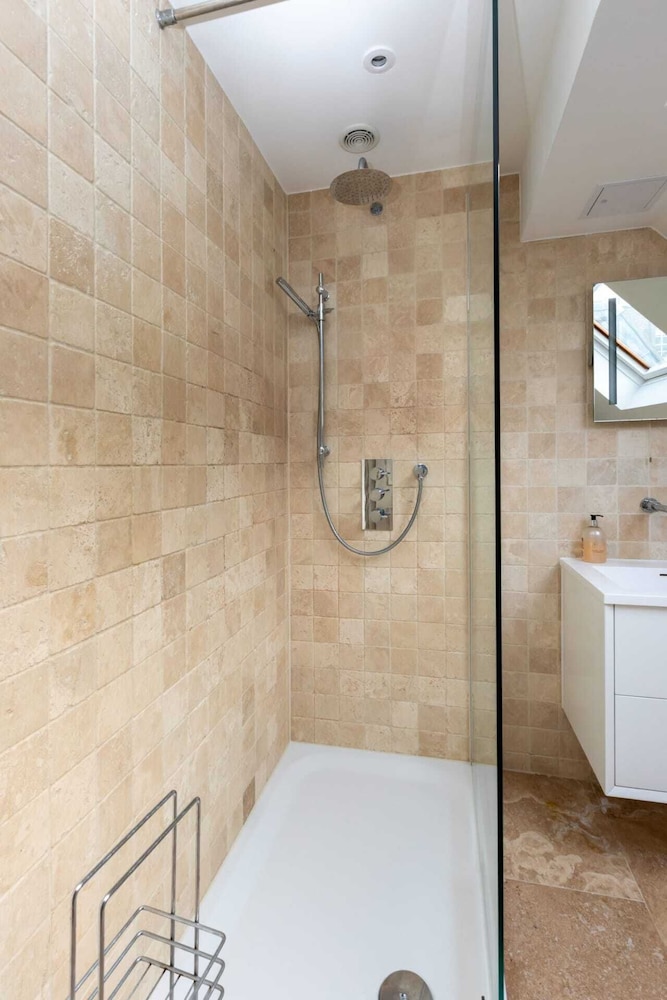 Modern and Bright 3 Bedroom House in Paddington