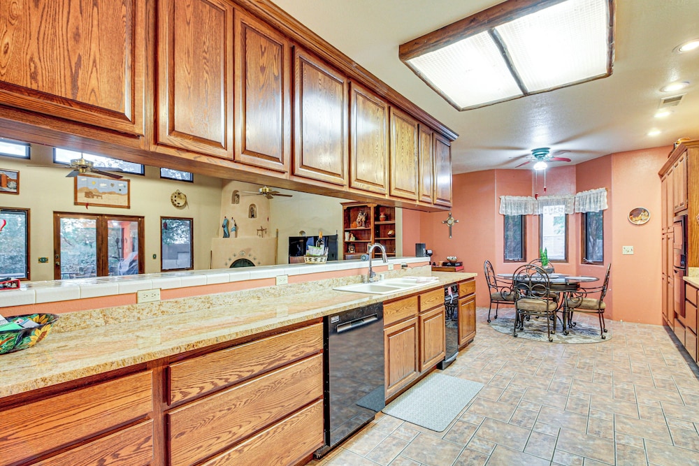 Stunning Sandia Mtn Views: Rio Rancho Retreat