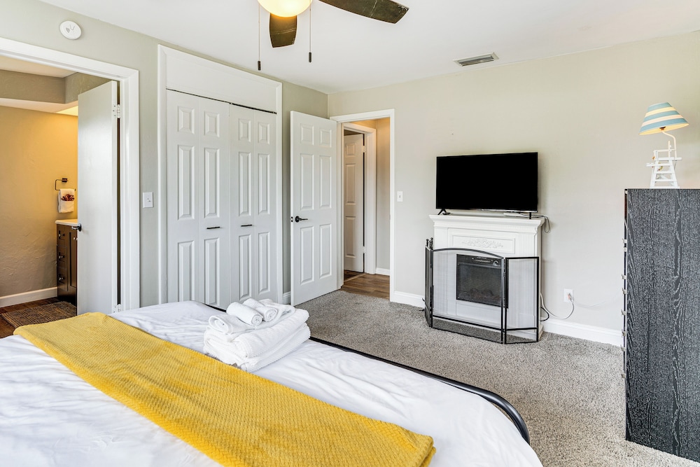 4 Mi to Dtwn Cape Coral: Home w/ Pool & Patio