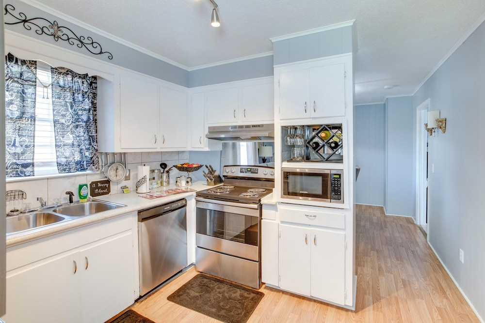 2 Mi to Downtown Columbia: Home w/ Theater Room!