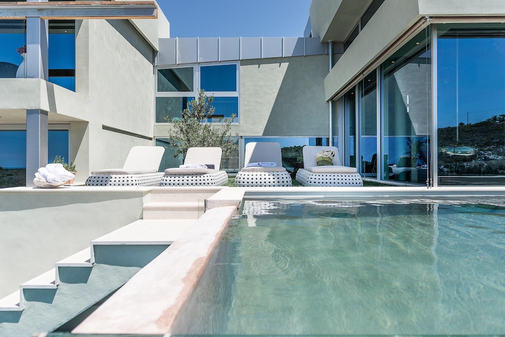Villa Charlotte by CuraVillas Collection
