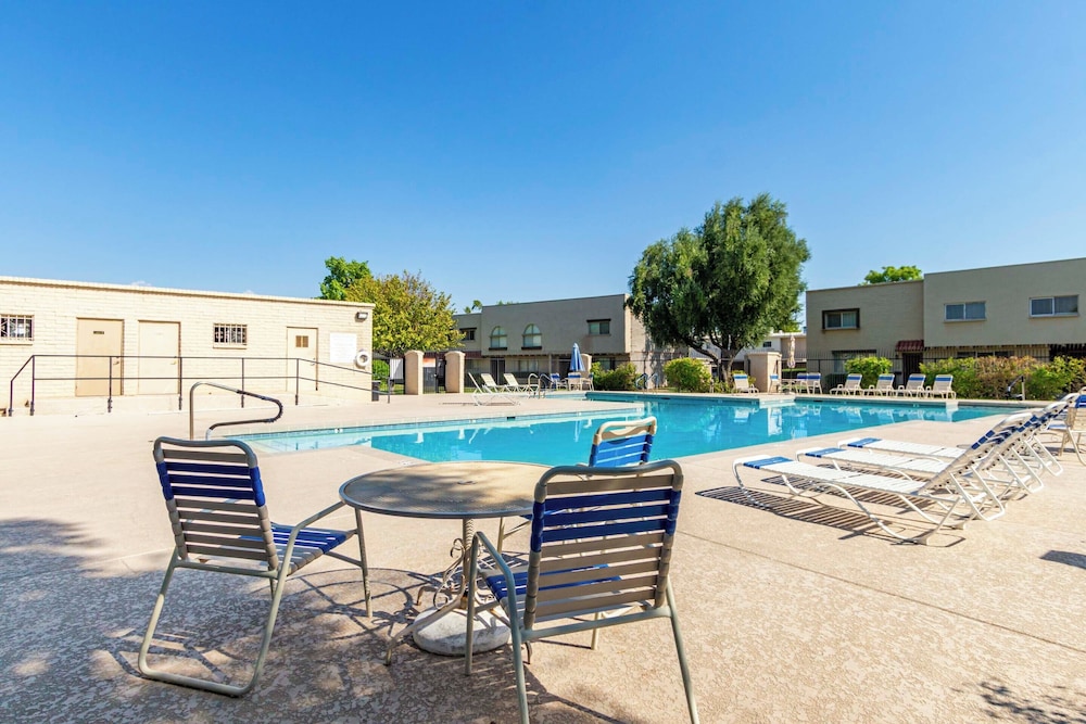 Walk to Old Town & Giants Stadium! Unit w/ Pool