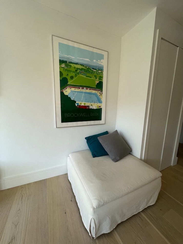 Beautiful 2BD Flat With Private Courtyard- Borough