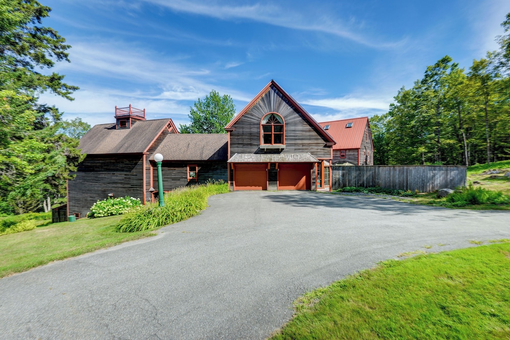 10 Mi to Mt Snow! Grand Estate Built to Entertain