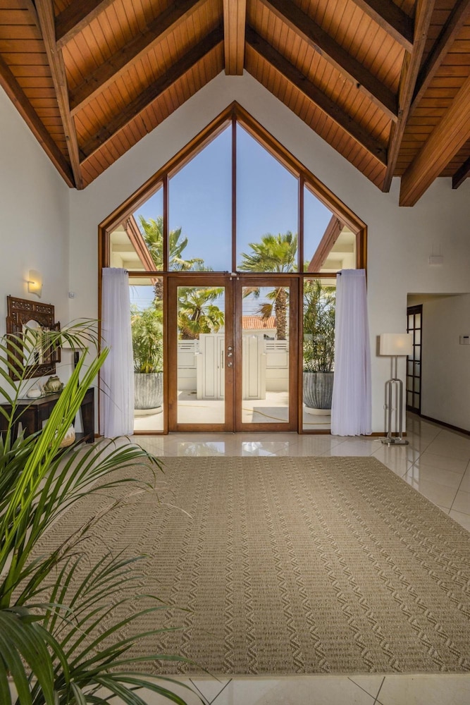 Villa Salina - 5BR w Pool Jacuzzi Sauna
