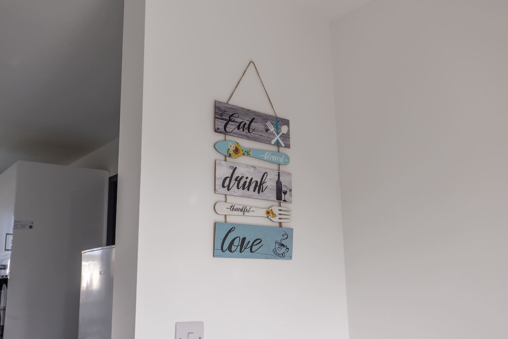Modern 3 Bed House-free Parking