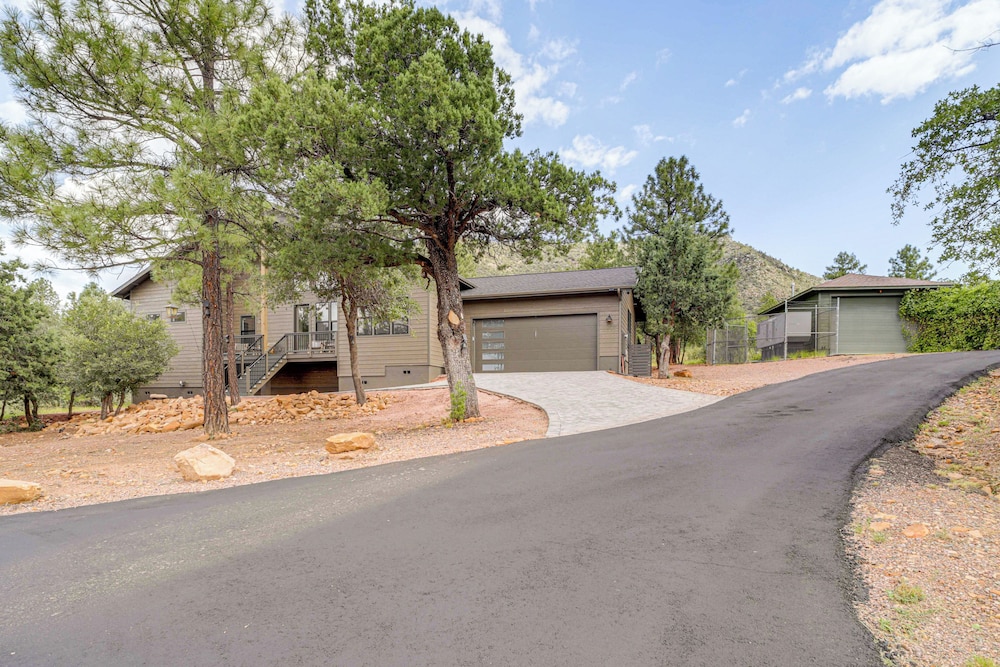 Luxe Pine Home w/ Tonto National Forest Access!