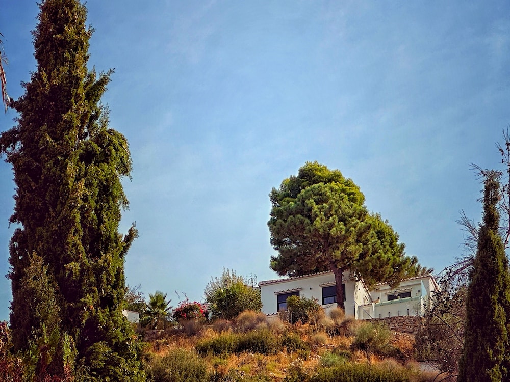 2 Bed Villa - Sleeps 4 - Hot Tub - Parking
