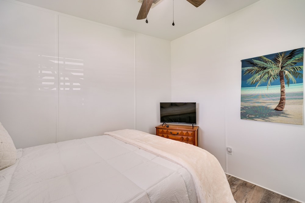 Sunny Fort Myers Home w/ Screened-in Porch & Grill