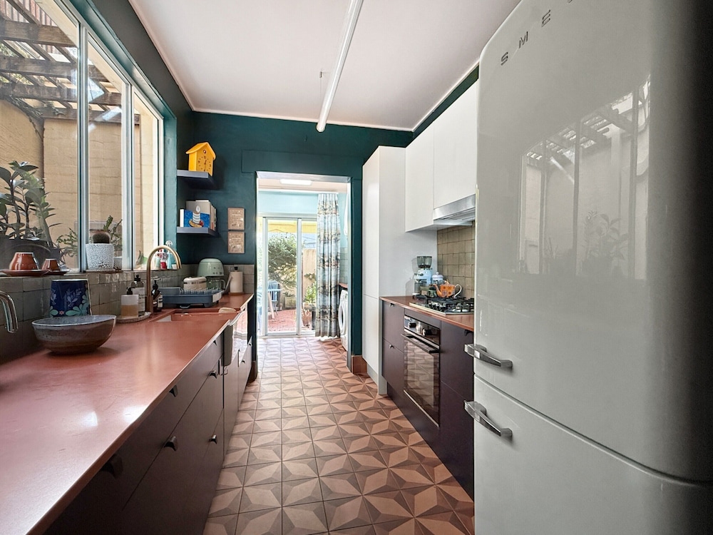 Charming Townhouse Steps From Newcastle Beach