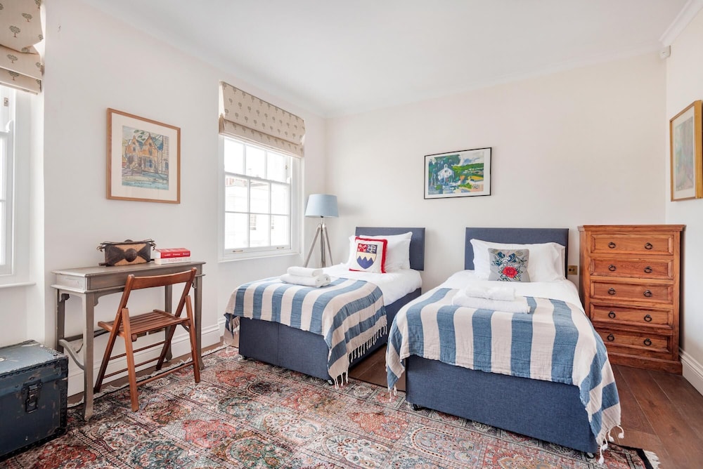 Charming Pimlico Home Close to the River Thames by Underthedoormat
