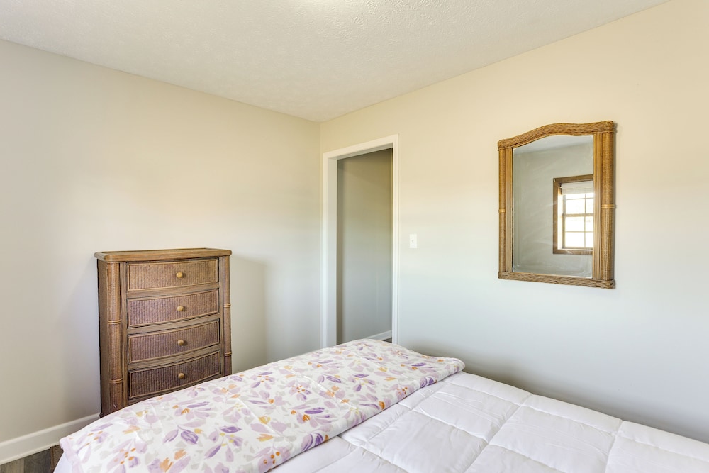 Golf Course Views: Oakland City Retreat