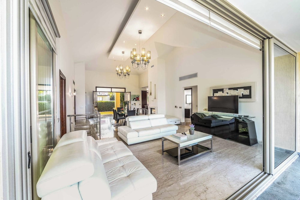 Harmonia Beach Villa