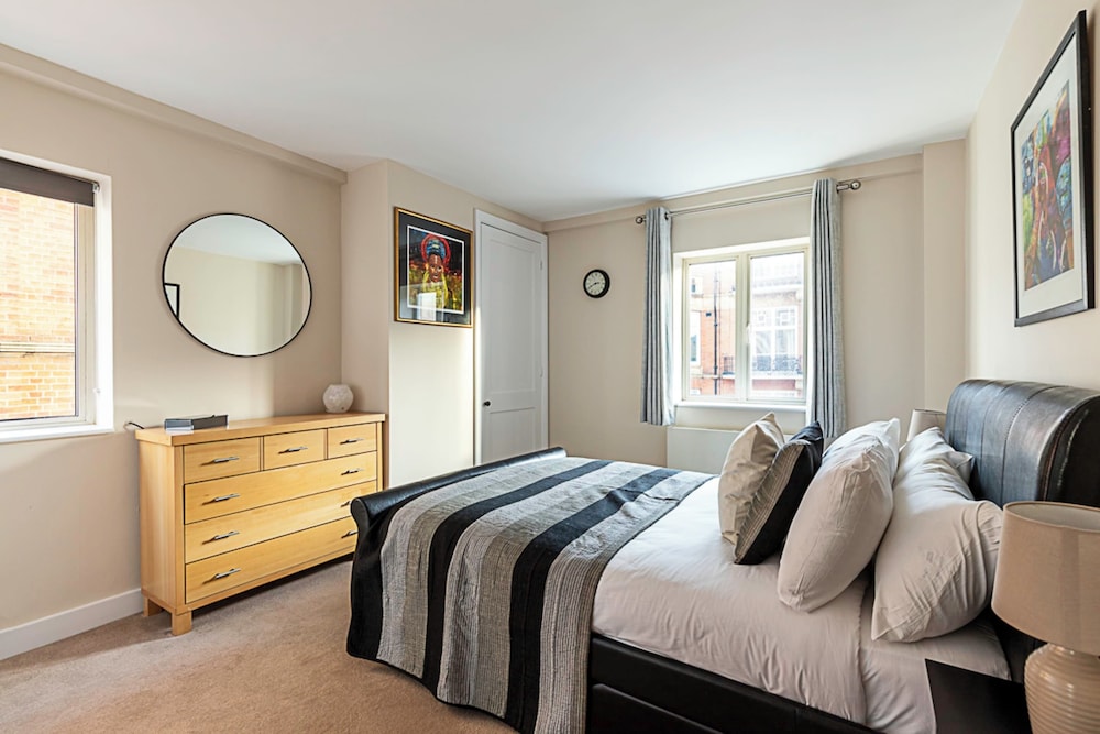Beautiful Two Bedroom Abode Near Baker Street
