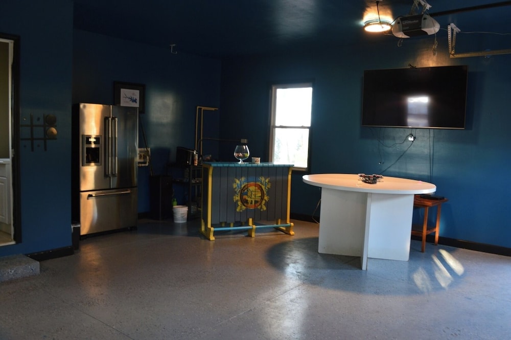 Luxury Lakefront 4br: Jacuzzi, Game Room & Wi-fi