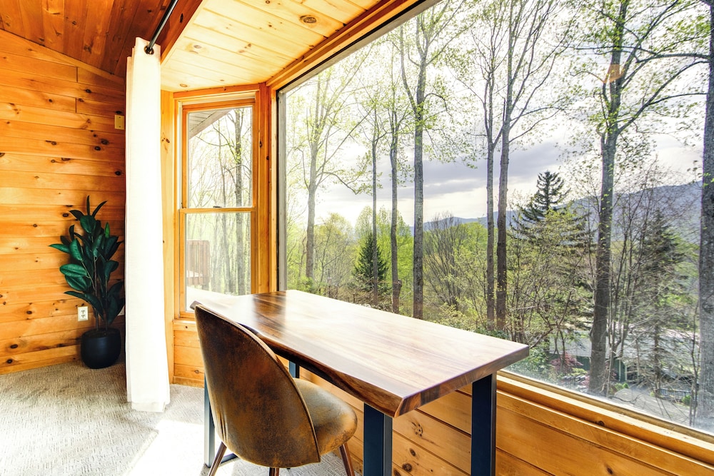 10 Mi to Waynesville: Cabin w/ Hot Tub & Mtn Views