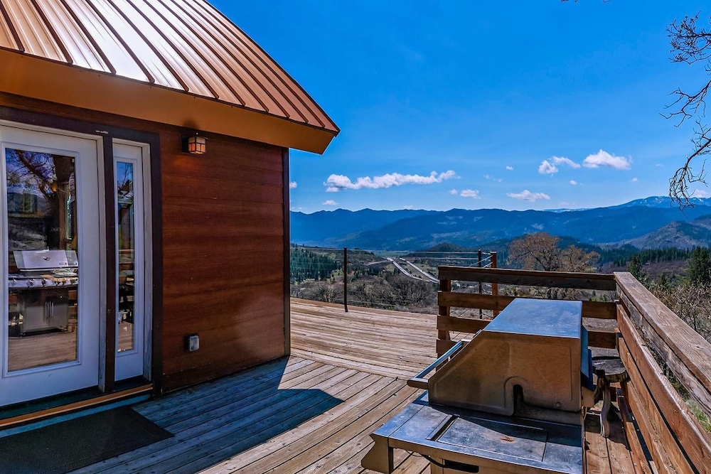 Ashland Vacations - Sunset Chalet - 2600 Sq.ft. Multi-seasonal Retreat - Property Image 5