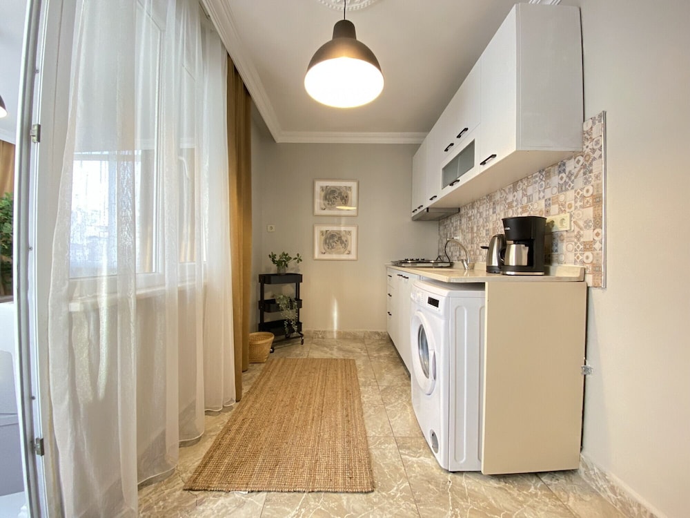 Central and Charming Flat With Balcony in Sisli