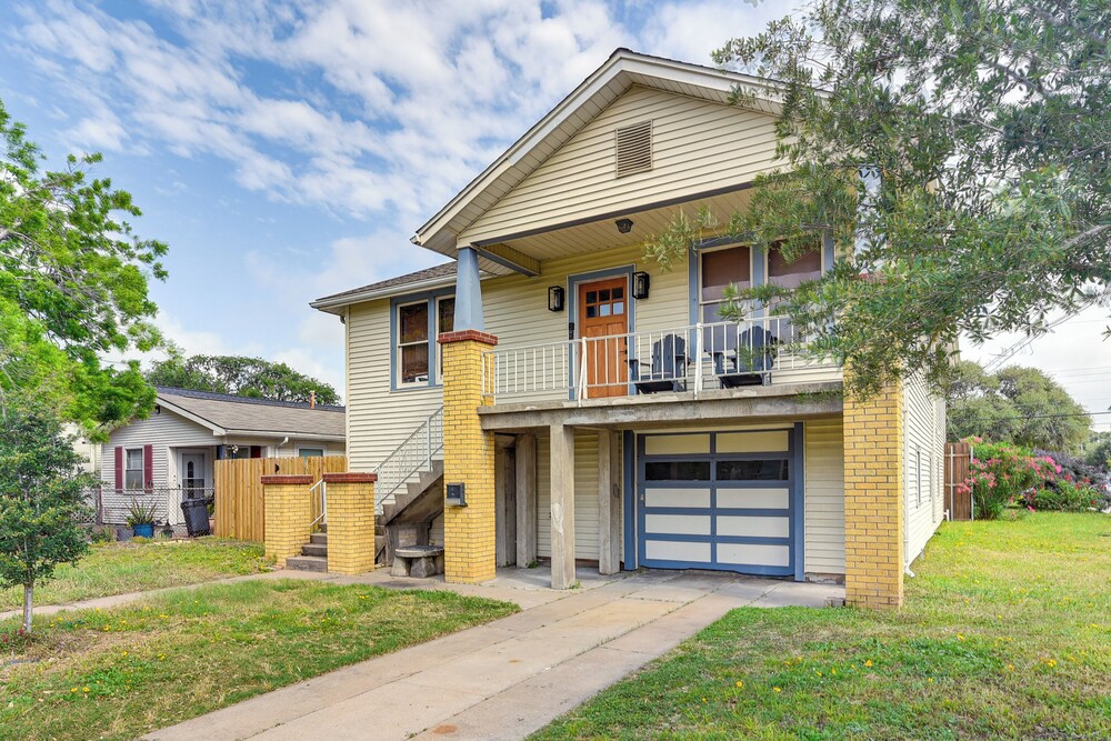 2 Mi to Pleasure Pier: Pet-friendly Gem w/ Yard