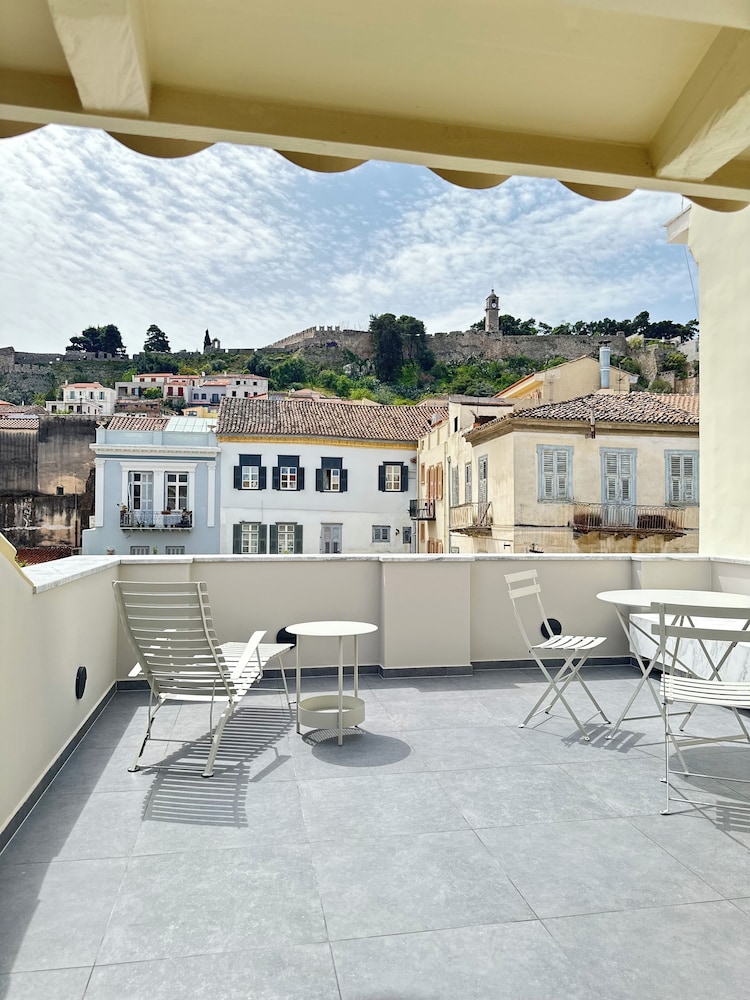 Amalie Suites