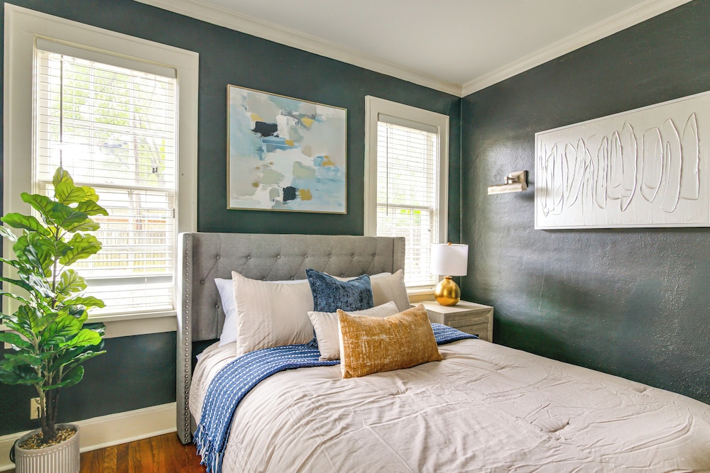 2 Mi to Memphis Zoo: Charming Home w/ Private Yard