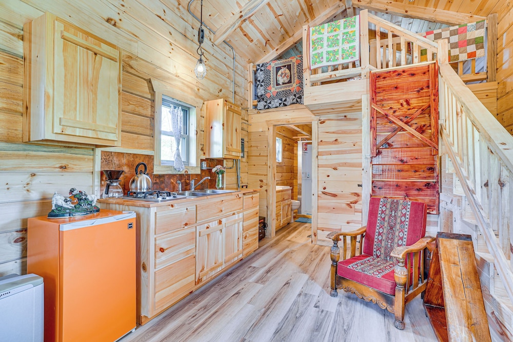 'fins & Flowers' Lewiston Cabin w/ Trout Fishing!