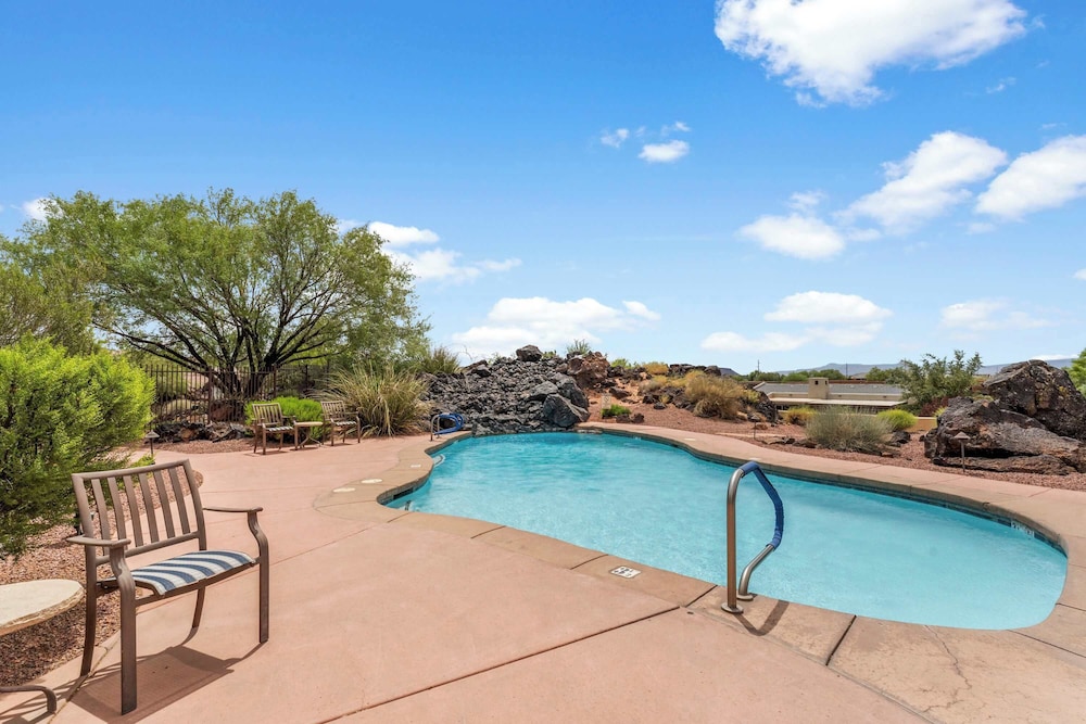 Lava Falls Red Rock Retreat - Close to Tuacahn