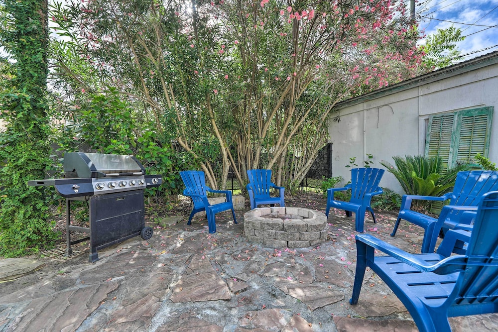 Historic Galveston Hideaway, Walk to the Beach!