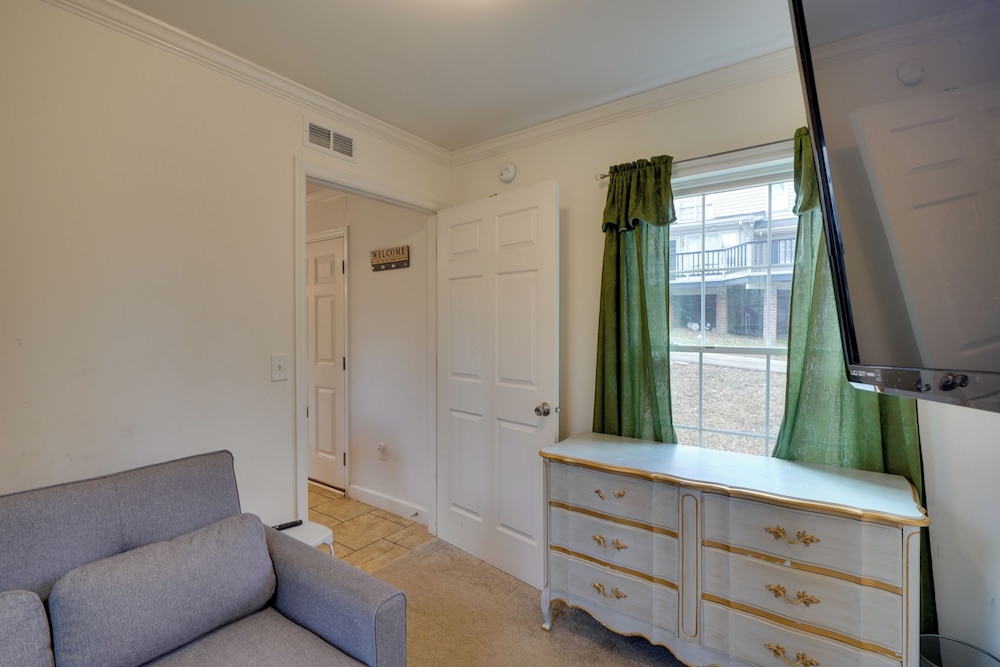 2 Mi to South Boston Speedway: Cozy Tiny Home!