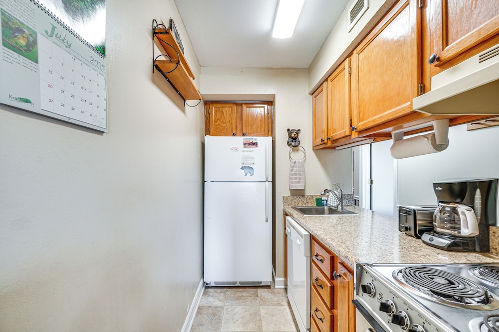 Indoor & Outdoor Pool Access! Condo 3 Mi to Gsmnp