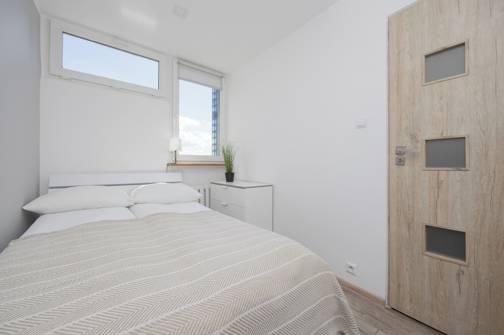 Al. Jana Pawła II Apartment by Renters view 4