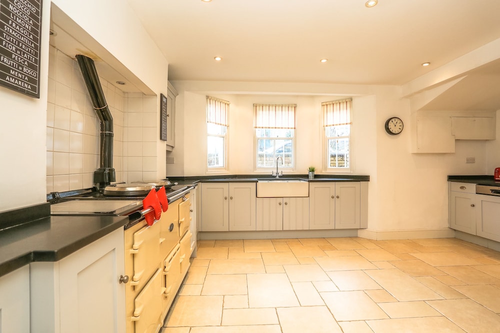 The Glasshouse Escape - 5BDR Victorian Jewel with Modern Twists in Jericho