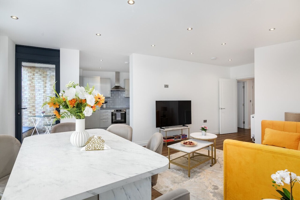 Elegant Spacious Luxury 2 bed Apartment Sleeps 6