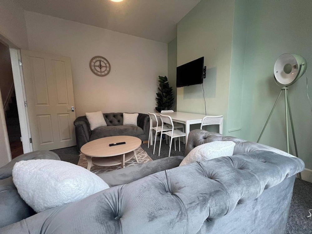 Lena St - 3 Bedroom House - Sleeps 6 - Wifi