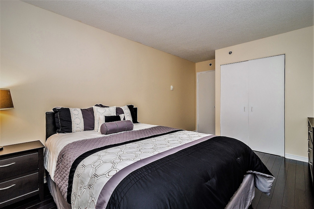 Quartier des Spectacles Appartments - Image 4