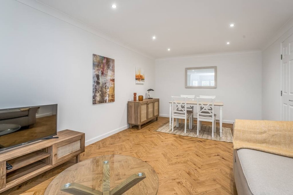 Luxury 2bed 2bath-ground Floor-free Parking