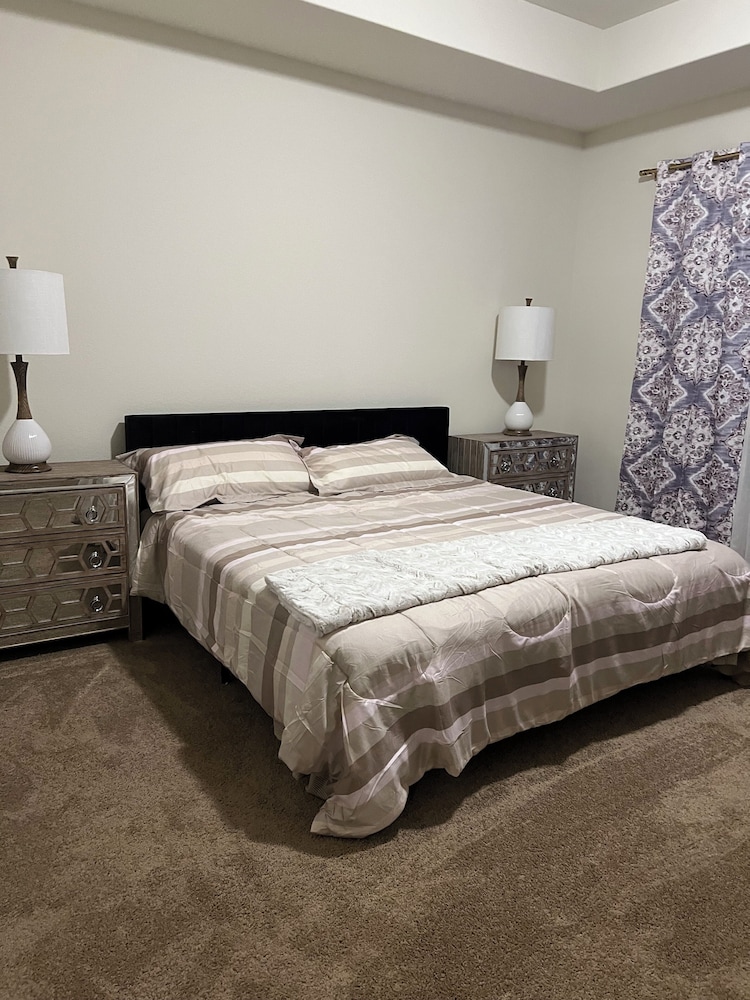 Balmoral Lakeside 5br 4ba House