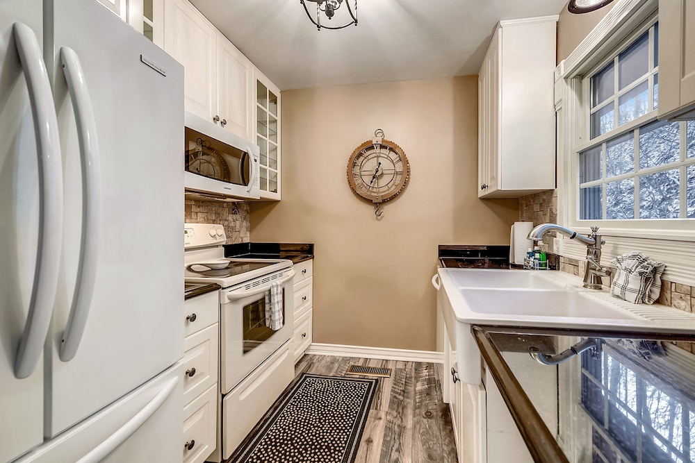 Spring Creek Cottage 1 Bedroom Chalet by RedAwning view 4
