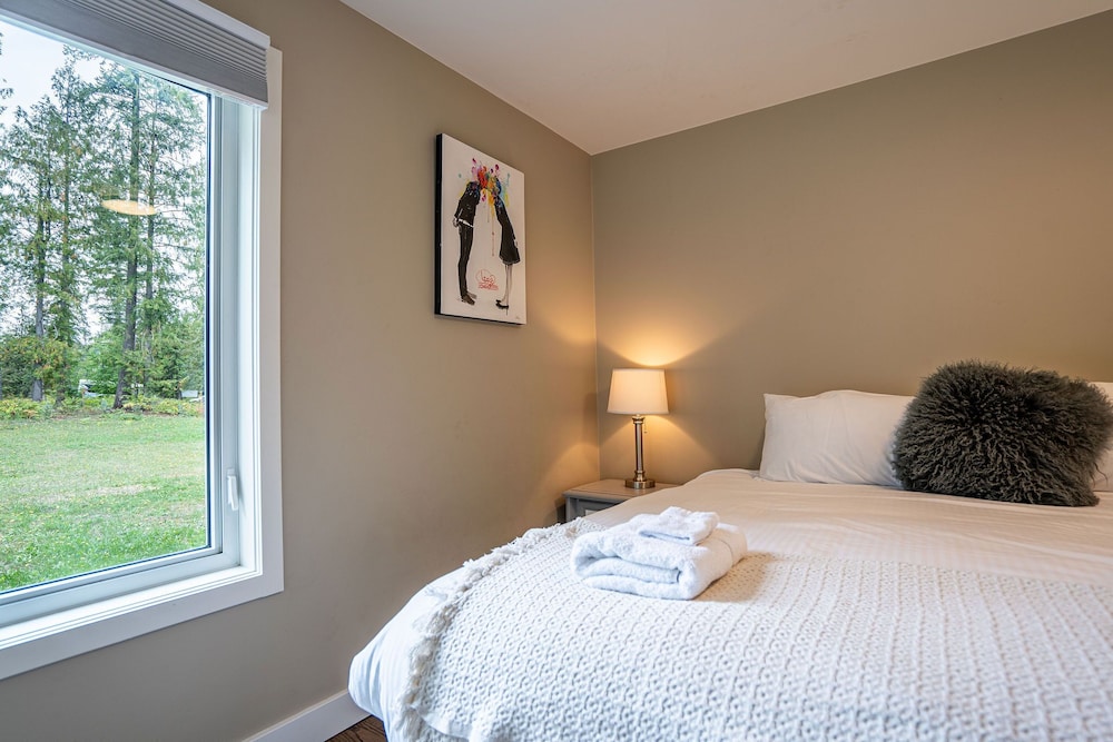 Revelstoke Lakehouse by Revelstoke Vacations - Image 2