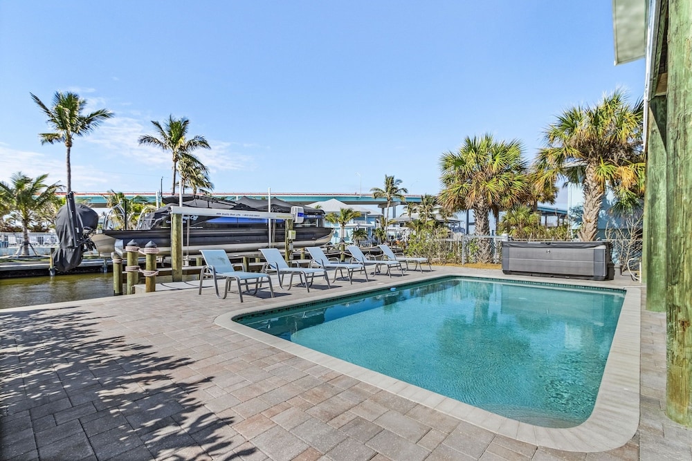 265 Beautiful Canal Front Pool Home 3 Bedroom Home