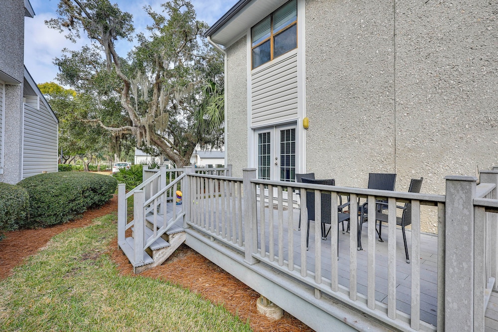 3 Mi to St Simons Beach: Gem w/ Pool Access & Deck