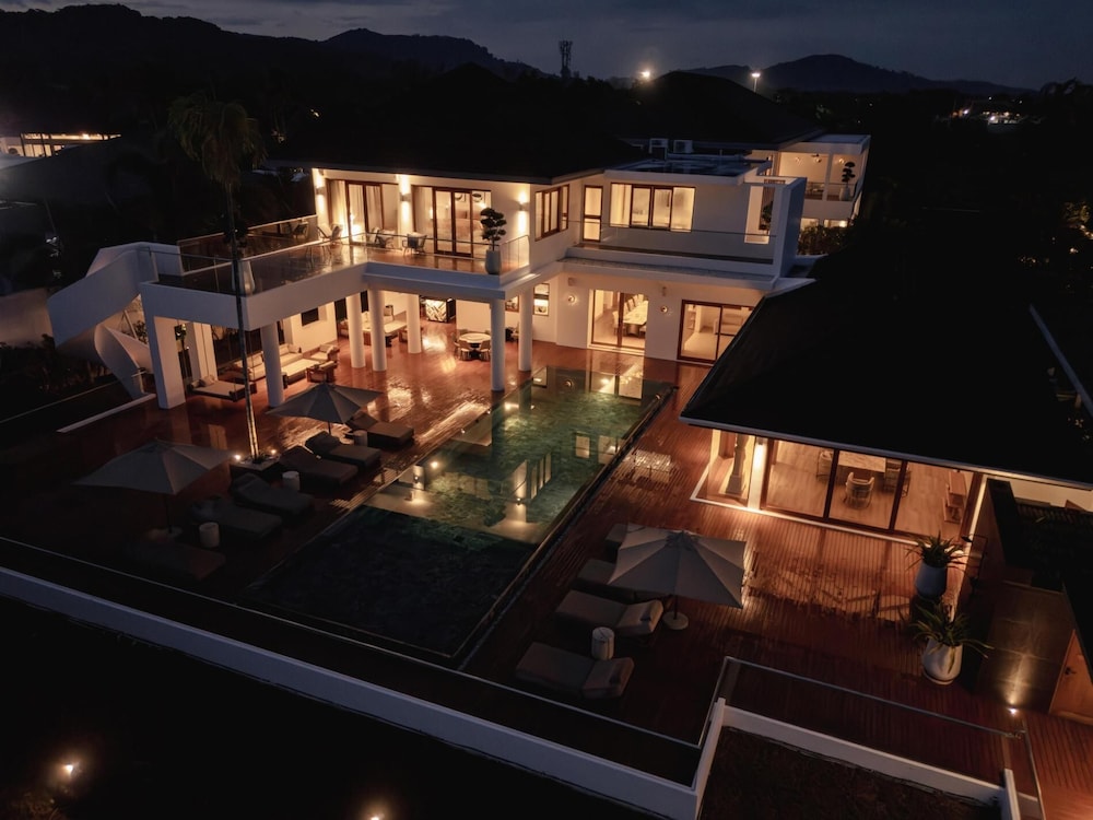 Luxurious 5bedroom White Estate Villa Private Lake